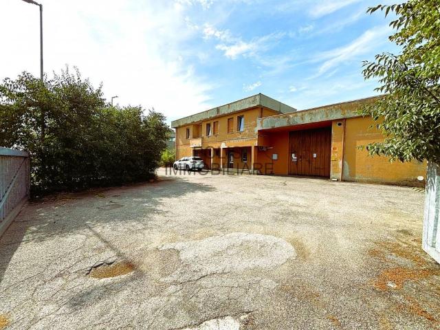 Locale Commerciale in vendita a Pianura Reggiana, Re