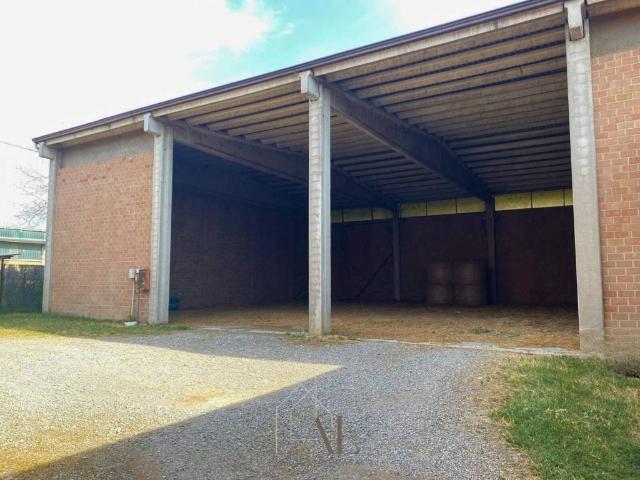 Locale Commerciale in vendita a Val d’Enza, Re