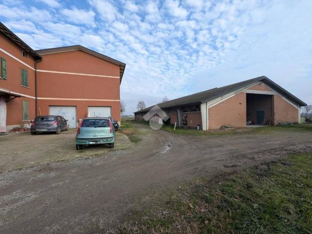 Locale Commerciale in vendita a Val d’Enza, Re