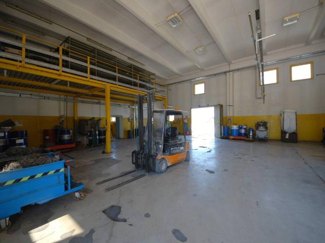 Locale Commerciale in vendita a Campello Sul Clitunno, Umbria