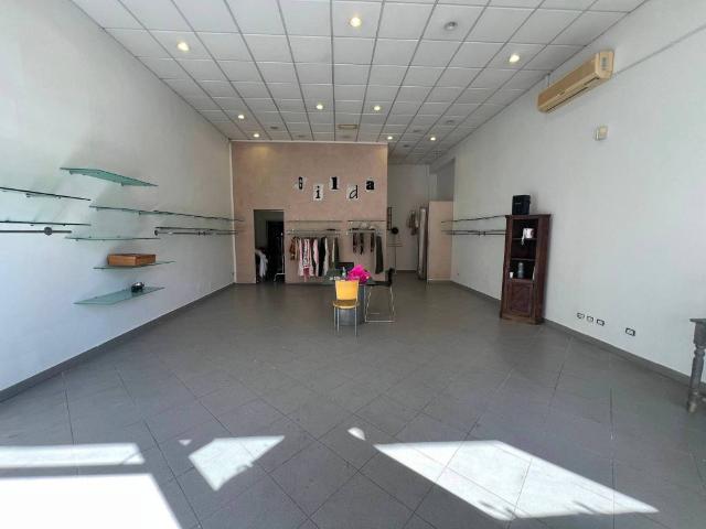 Locale Commerciale in vendita a San Lorenzo, Campi Bisenzio