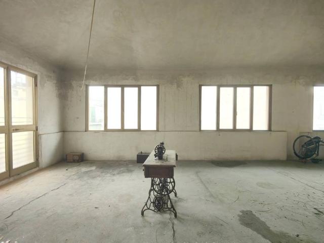 Locale Commerciale in vendita a San Donnino, Campi Bisenzio