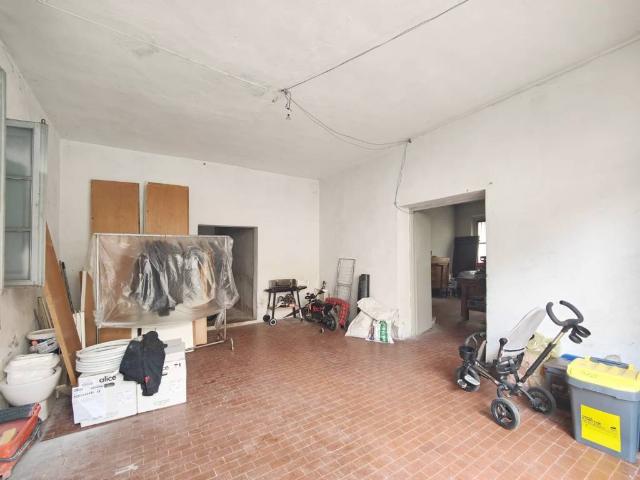 Locale Commerciale in vendita a San Donnino, Campi Bisenzio