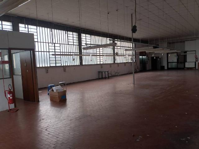 Locale Commerciale in vendita a Campi Bisenzio, Toscana