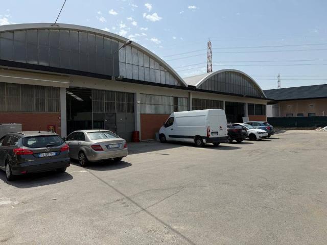 Locale Commerciale in vendita a Campi Bisenzio, Toscana