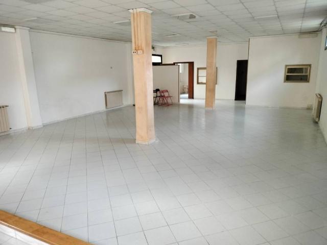 Locale Commerciale in vendita a San Donnino, Campi Bisenzio
