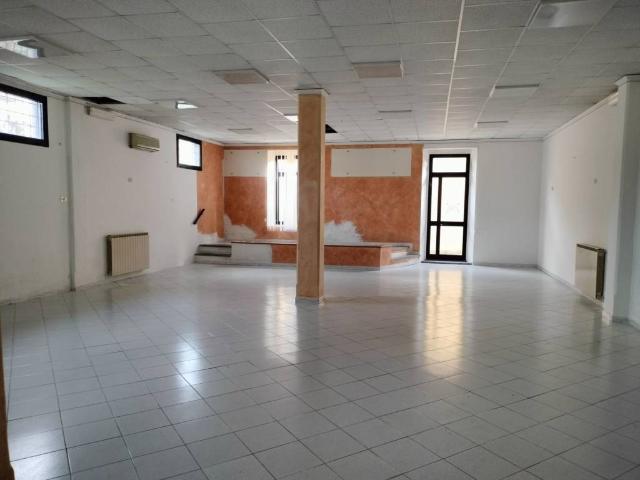 Locale Commerciale in vendita a San Donnino, Campi Bisenzio
