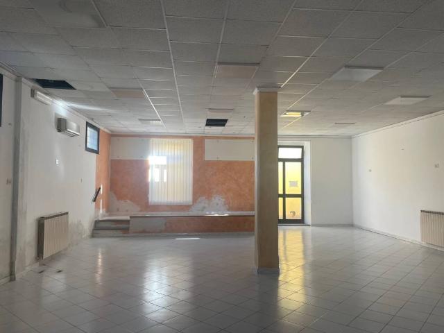 Locale Commerciale in vendita a San Donnino, Campi Bisenzio