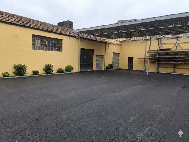 Locale Commerciale in vendita a San Donnino, Campi Bisenzio