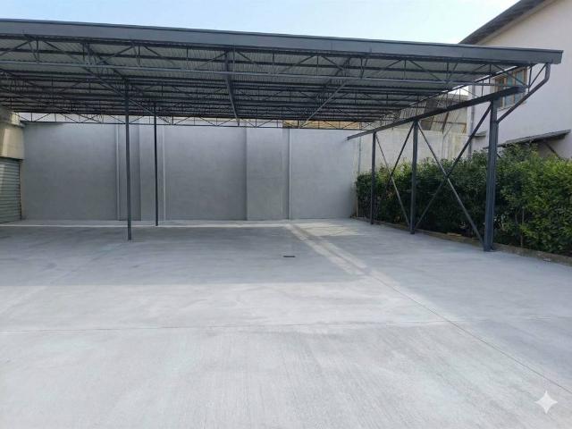 Locale Commerciale in vendita a San Donnino, Campi Bisenzio