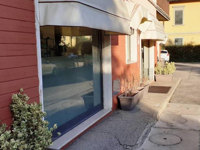 Locale Commerciale in vendita a Campi Bisenzio, Toscana
