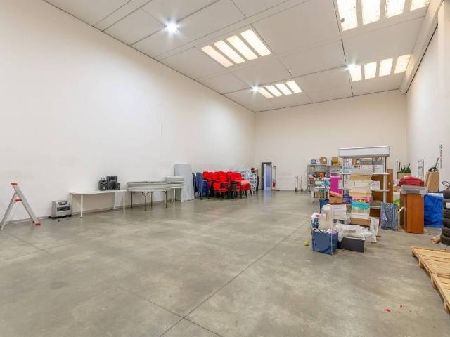 Locale Commerciale in vendita a La Villa, Campi Bisenzio