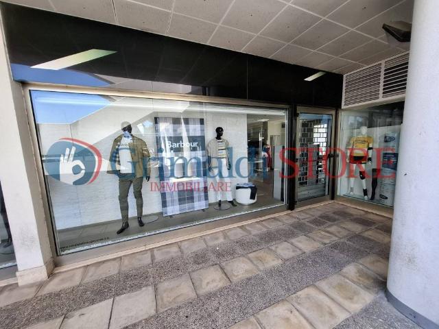 Locale Commerciale in vendita a Puglia, Lecce