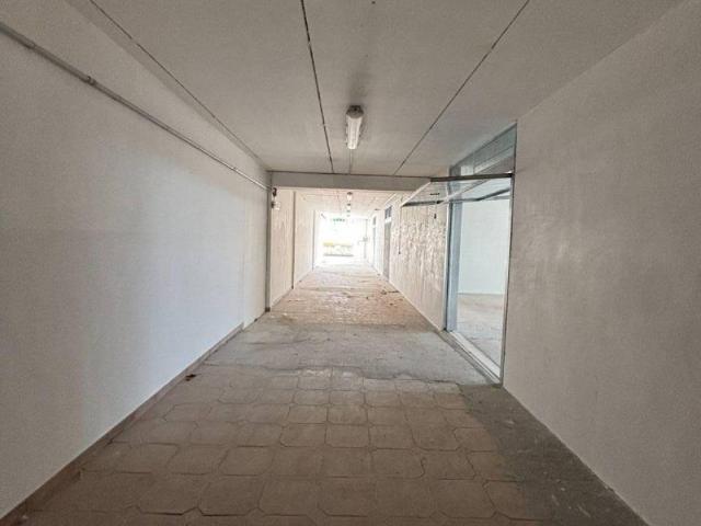 Locale Commerciale in vendita a Puglia, Lecce