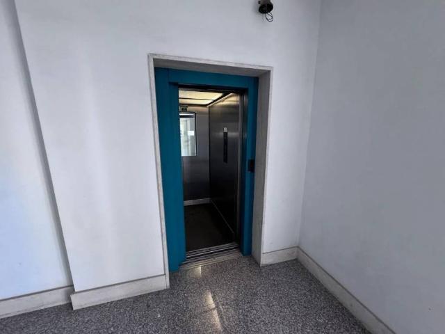Locale Commerciale in vendita a Puglia, Lecce