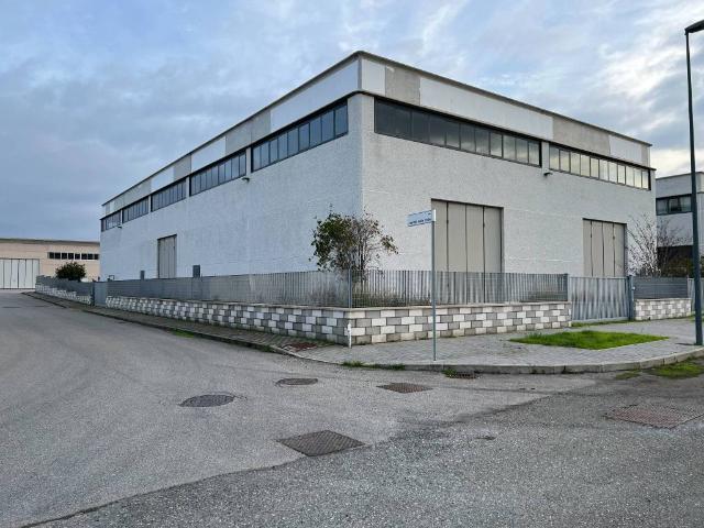 Locale Commerciale in vendita a Venturina Terme, Campiglia Marittima