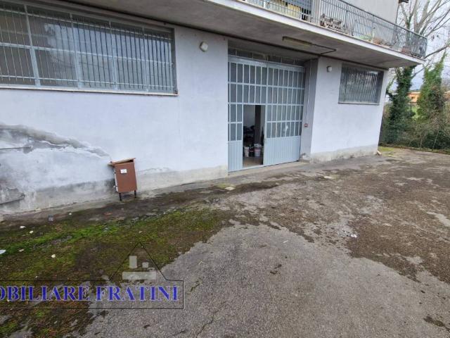 Locale Commerciale in vendita a Gagliano, Campli