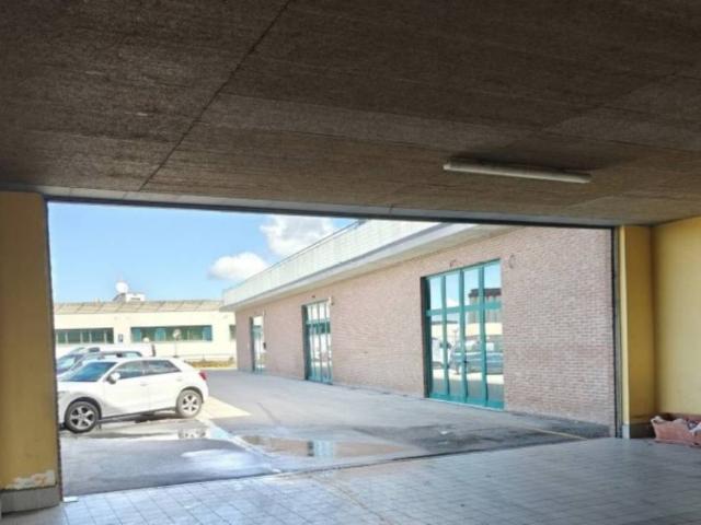 Locale Commerciale in vendita a Campobasso, Molise