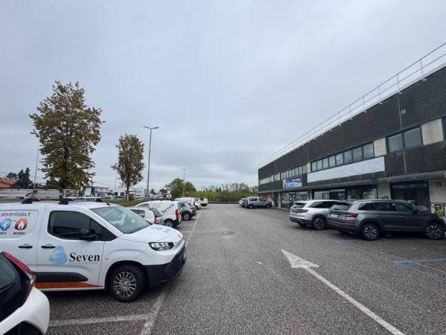 Locale Commerciale in vendita a Campoformido, Friuli-Venezia Giulia