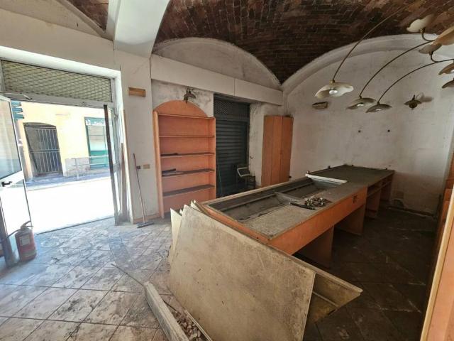 Locale Commerciale in vendita a Campomorone, Liguria