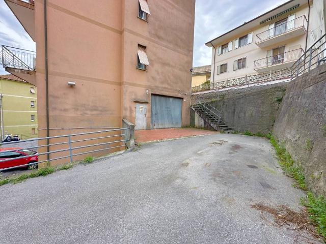 Locale Commerciale in vendita a Campomorone, Liguria