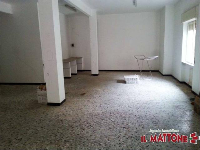 Locale Commerciale in vendita a Campomorone, Liguria