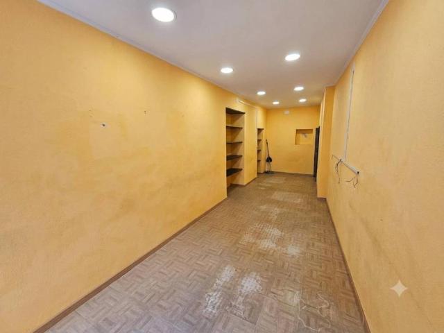 Locale Commerciale in vendita a Campomorone, Liguria