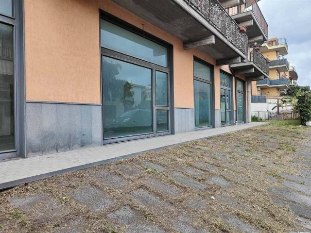 Locale Commerciale in vendita a Camporotondo Etneo, Sicilia
