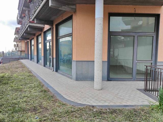 Locale Commerciale in vendita a Camporotondo Etneo, Sicilia