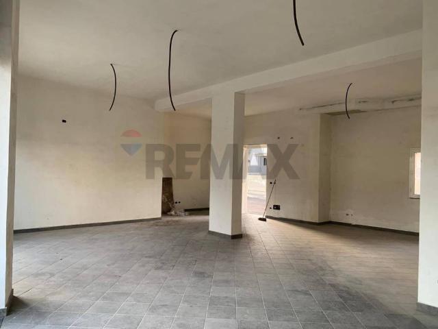 Locale Commerciale in vendita a Camporotondo Etneo, Sicilia