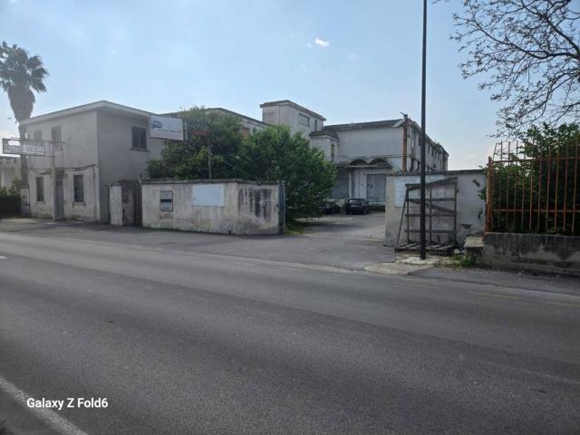 Locale Commerciale in vendita a Camposano, Campania