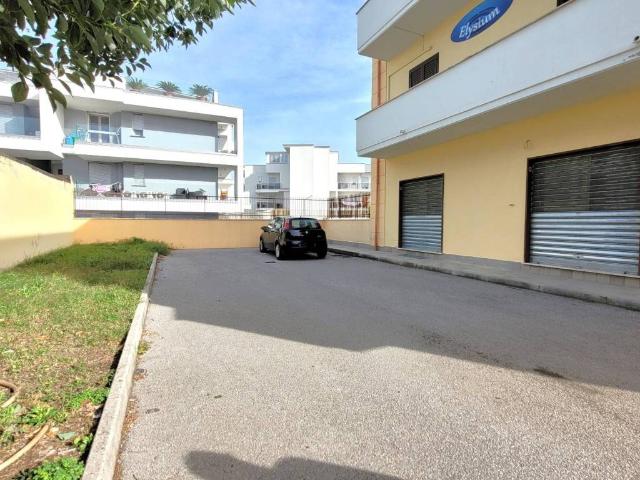 Locale Commerciale in vendita a Camposano, Campania