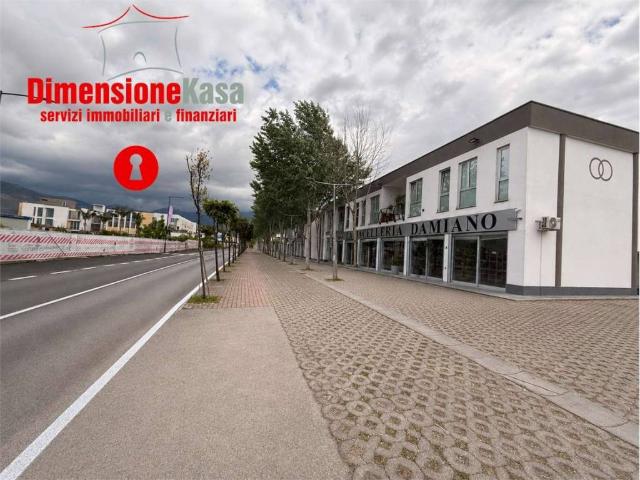 Locale Commerciale in vendita a Camposano, Campania