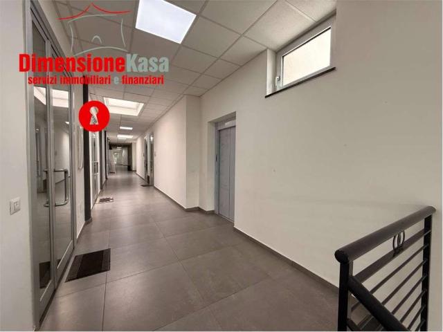 Locale Commerciale in vendita a Camposano, Campania
