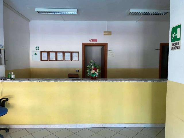 Locale Commerciale in vendita a Cancello Ed Arnone, Campania