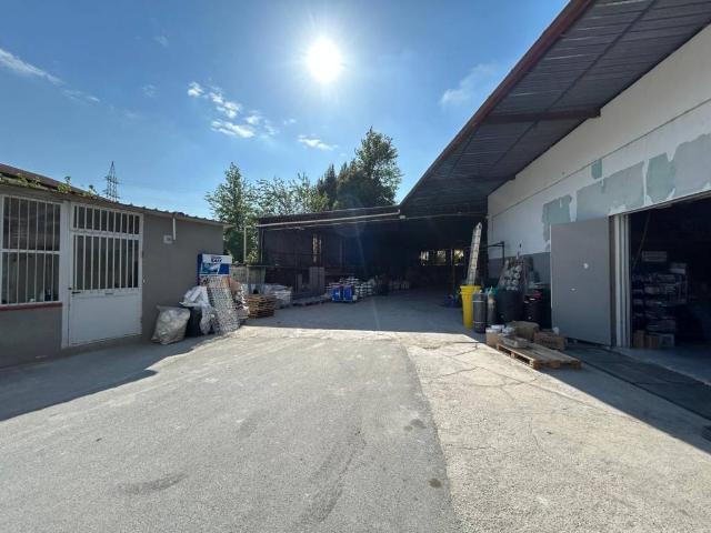 Locale Commerciale in vendita a Cancello Ed Arnone, Campania