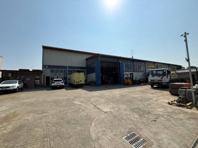 Locale Commerciale in vendita a Canegrate, Lombardia