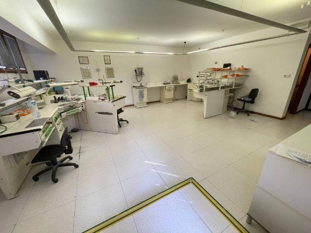 Locale Commerciale in vendita a Santa Colomba, Canegrate