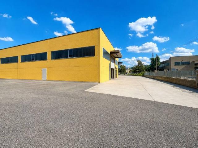 Locale Commerciale in vendita a Canelli, Asti