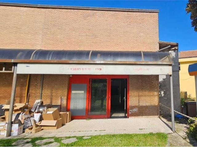 Locale Commerciale in vendita a Cannara, Umbria