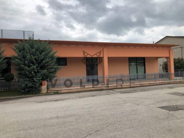 Locale Commerciale in vendita a Cannara, Umbria
