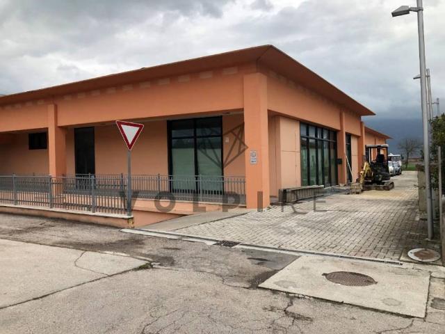 Locale Commerciale in vendita a Cannara, Umbria