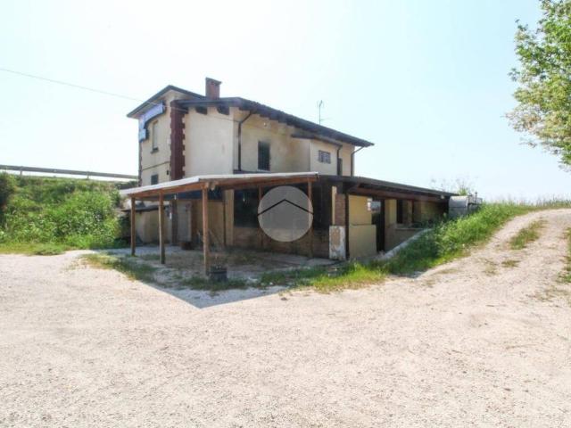 Locale Commerciale in vendita a Canneto Sull'oglio, Lombardia