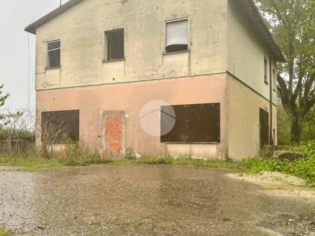 Locale Commerciale in vendita a Canneto Sull'oglio, Lombardia