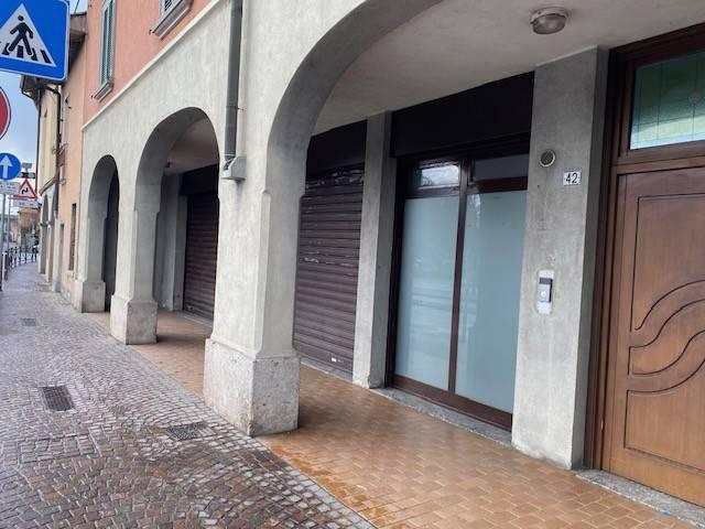 Locale Commerciale in vendita a Canonica D'adda, Lombardia