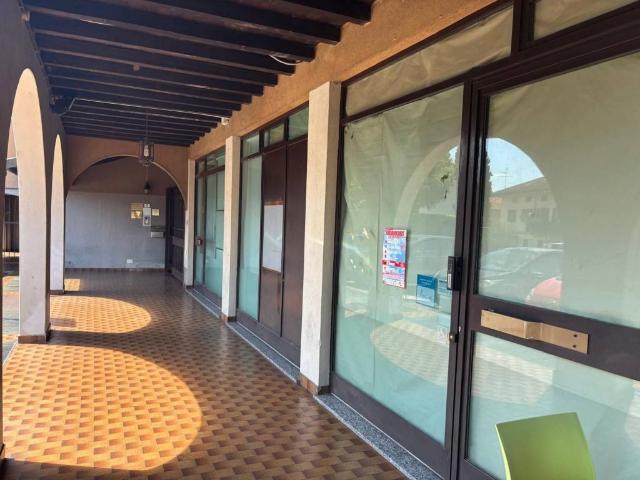 Locale Commerciale in vendita a Canonica D'adda, Lombardia