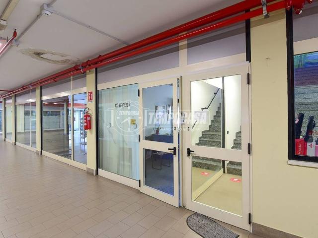 Locale Commerciale in vendita a Cantù, Lombardia
