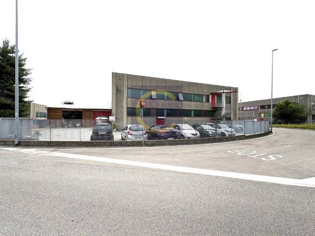Locale Commerciale in vendita a Mirabello, Cantù