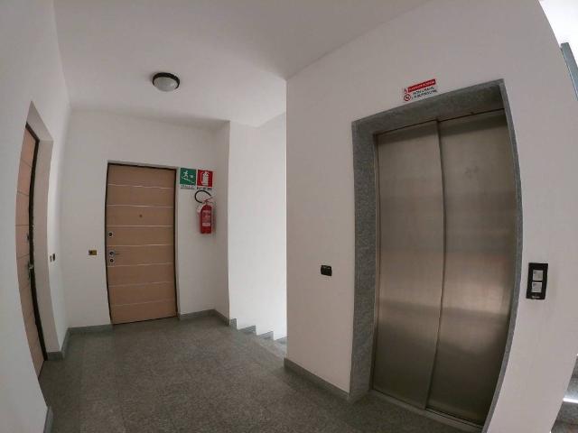 Locale Commerciale in vendita a Villaggio Trieste, Cantù