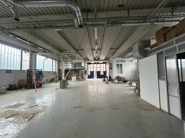 Locale Commerciale in vendita a Villaggio Trieste, Cantù